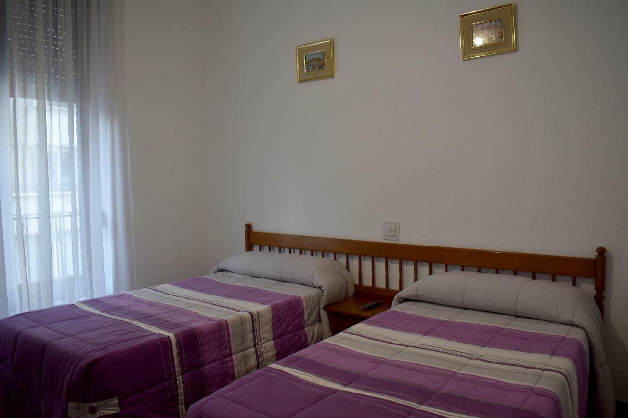 Отель Hostal Oviedo Леон Экстерьер фото