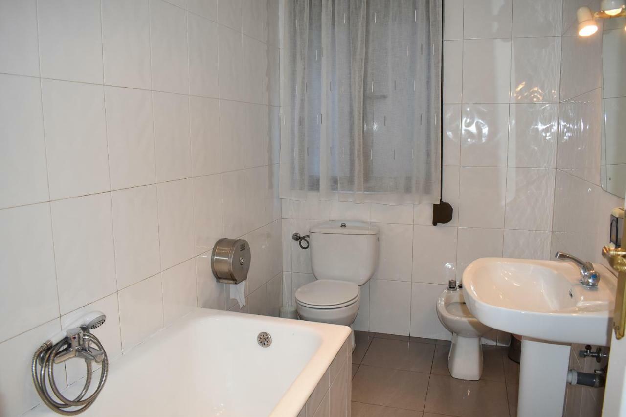 Отель Hostal Oviedo Леон Экстерьер фото