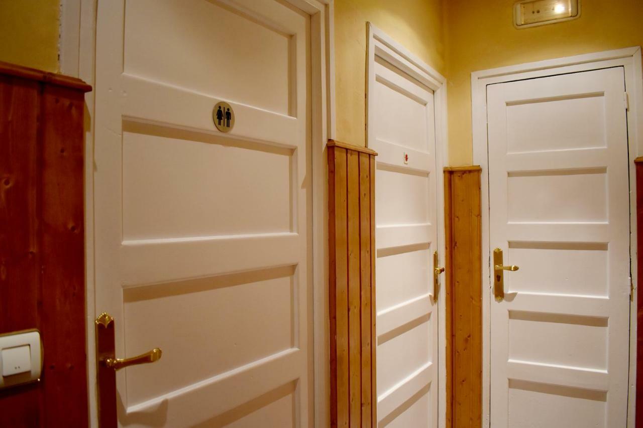 Отель Hostal Oviedo Леон Экстерьер фото
