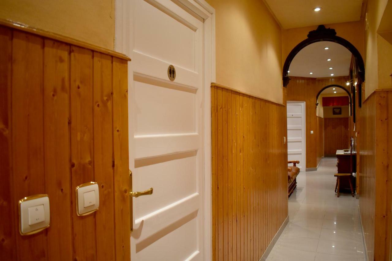 Отель Hostal Oviedo Леон Экстерьер фото