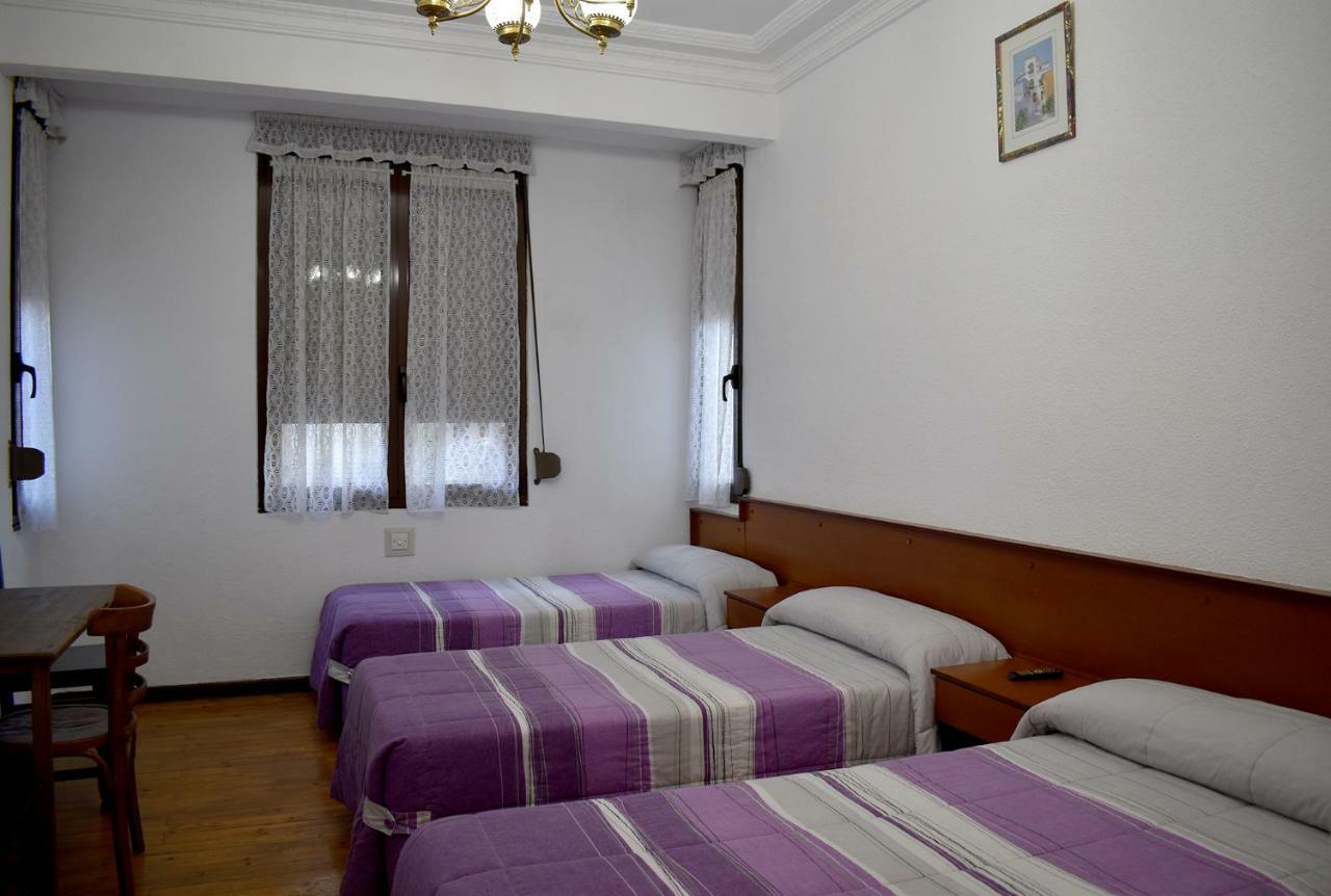 Отель Hostal Oviedo Леон Экстерьер фото