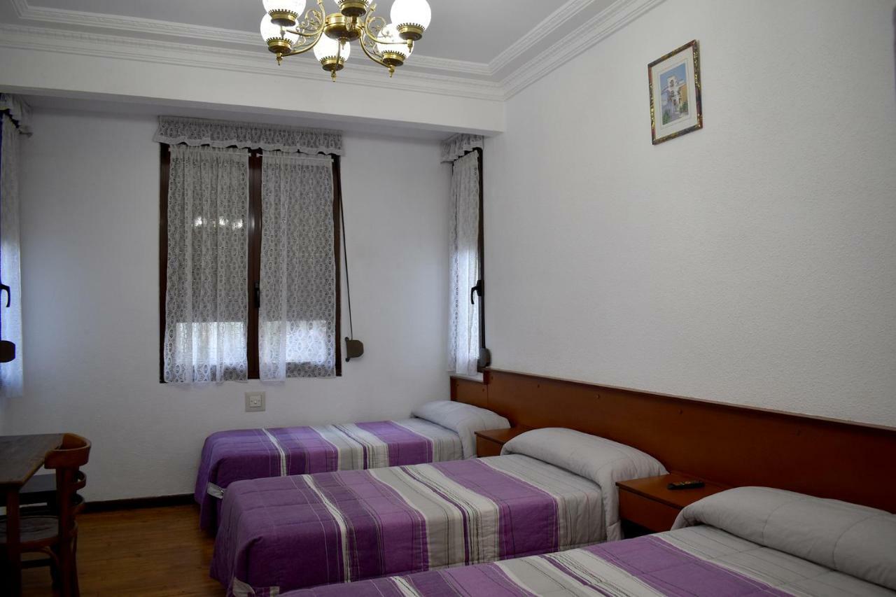 Отель Hostal Oviedo Леон Экстерьер фото